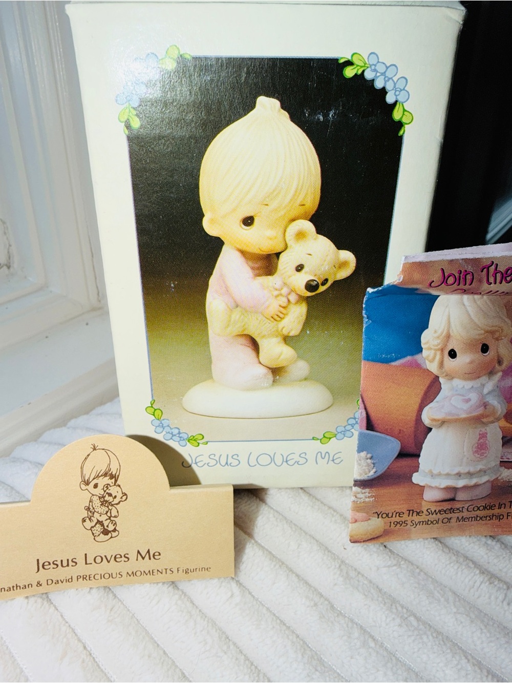 1978 Precious Moments 'Jesus Loves Me' Figurine with Bear Original Tag & Box 💝 - Picture 3 of 4